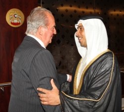 Su Majestad el Rey es recibido a su llegada a Abu Dhabi por Su Alteza el Jeque Mansour bin Zayed Al Nahyan.